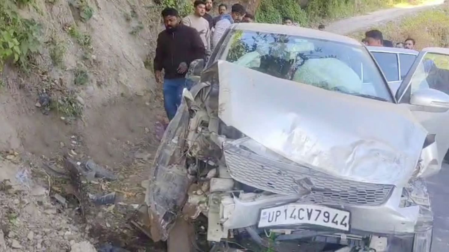 उल्टी आने पर रुकी गाड़ी बनी हादसे का कारण, एक महिला की हालत नाजुक 1 कालाढूंगी–नैनीताल रोड पर भीषण कार हादसा | महिला पर्यटक गंभीर घायल