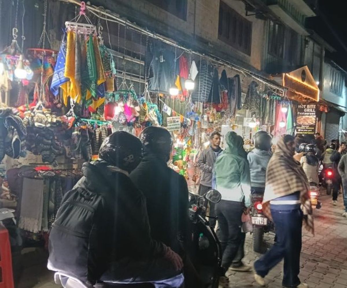 नए साल पर चकराता में पर्यटकों की भीड़, होटल-होमस्टे लगभग फुल 1 नए साल पर चकराता हाउसफुल | बर्फबारी की आस में उमड़े सैलानी