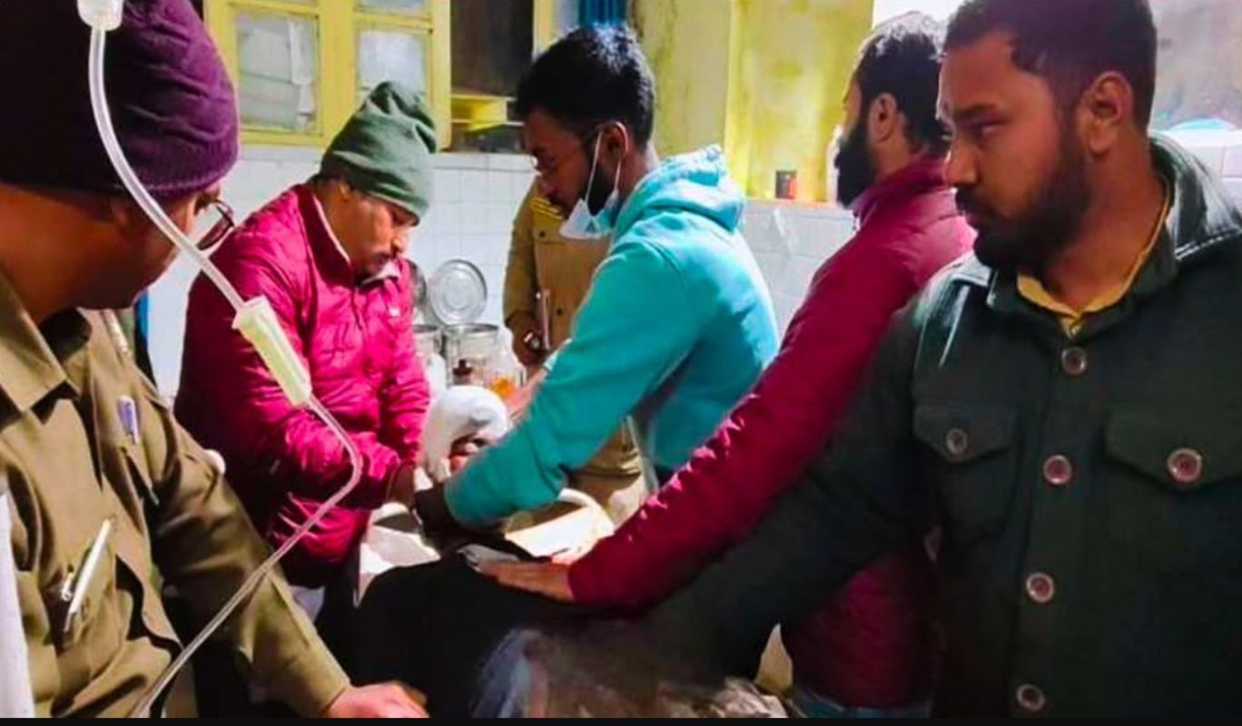 चंपावत में बड़ा हादसा: बैक करते समय ऑल्टो कार 100 मीटर गहरी खाई में गिरी 1 चंपावत में भीषण सड़क हादसा! 100 मीटर गहरी खाई में गिरी ऑल्टो कार