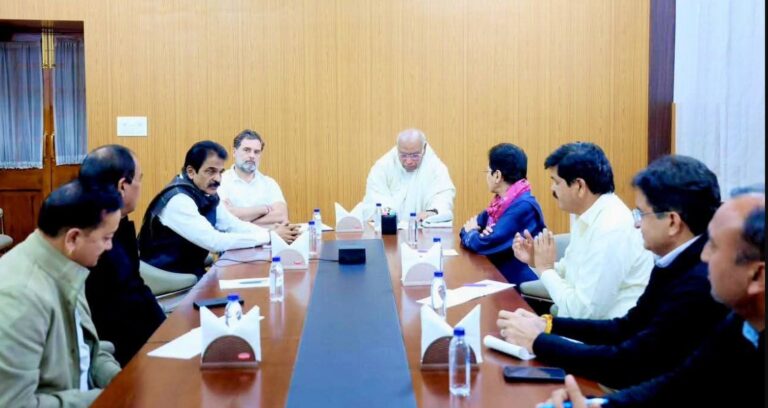 उत्तराखंड कांग्रेस, राहुल गांधी, मल्लिकार्जुन खड़गे, कांग्रेस बैठक, 2027 चुनाव, देहरादून समाचार