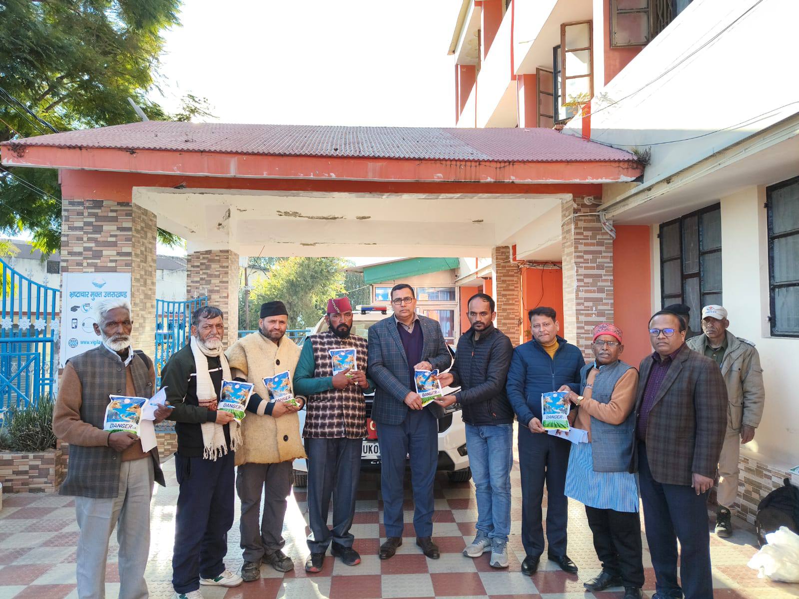भालू की दहशत से निपटने को चमोली जिला पंचायत का नया प्रयोग, ‘डेंजर’ दवाई का वितरण 1 ‘डेंजर’ दवाई का वितरण