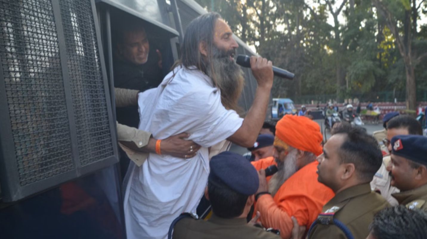 बहादराबाद प्रकरण को लेकर हिंदू रक्षा दल का प्रदर्शन, पुलिस मुख्यालय जाने से रोका गया 1 बहादराबाद मामले पर आक्रोश, पुलिस मुख्यालय घेराव की कोशिश नाकाम