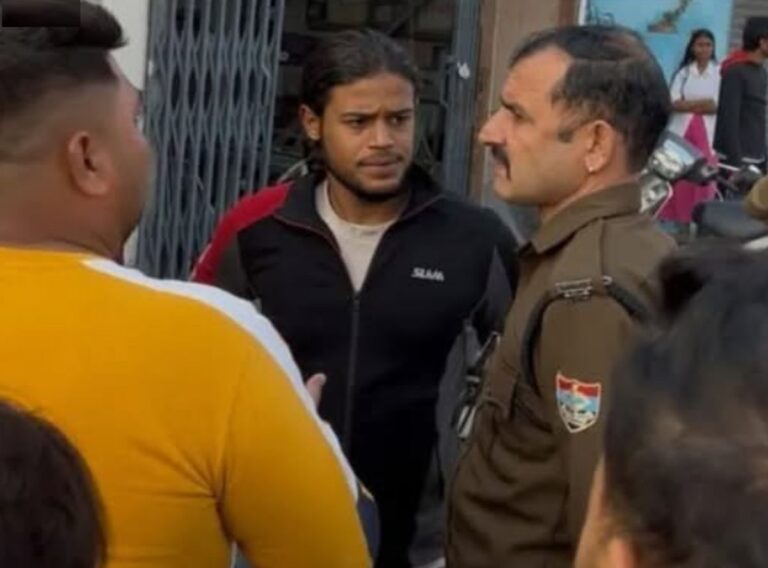 हिंदू नाम से सैलून संचालन का आरोप, बजरंग दल कार्यकर्ताओं का विरोध 12 देहरादून जीएमएस रोड पर सैलून को लेकर विवाद | दुकान बंद कराने का मामला