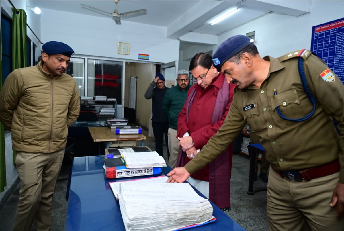 देहरादून पुलिस, डालनवाला कोतवाली, पुष्कर सिंह धामी, उत्तराखंड कानून व्यवस्था, पुलिस निरीक्षण