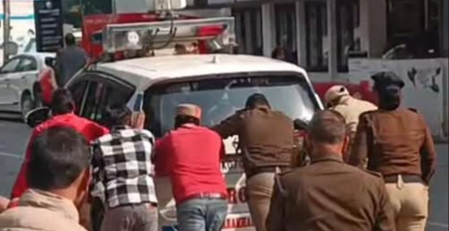 मुख्यमंत्री धामी की सुरक्षा में बड़ी चूक, सचिवालय से निकलते समय पायलट और इंटरसेप्टर वाहन खराब 1 पायलट और इंटरसेप्टर वाहन खराब