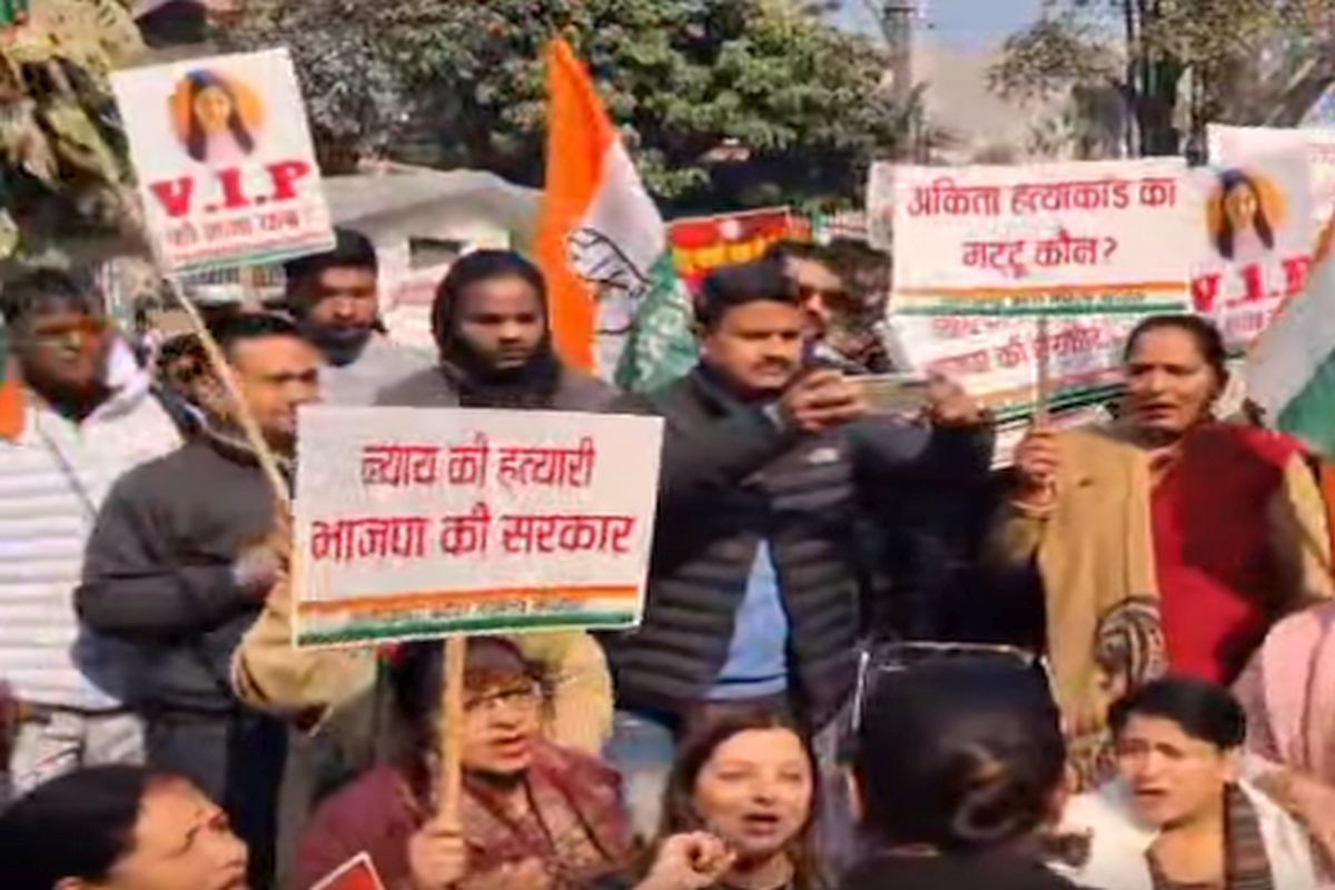 विधानसभा अध्यक्ष आवास के बाहर धरना