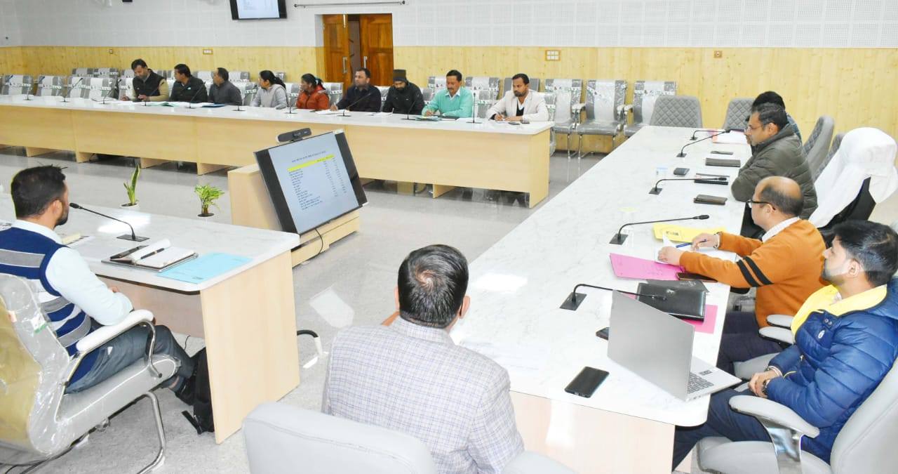 गोपेश्वर: DM गौरव कुमार की अध्यक्षता में ग्रामीण विकास योजनाओं की समीक्षा, स्थानीय रोजगार पर जोर 1 चमोली: DM ने मनरेगा कार्यों को प्राथमिकता देने और स्थानीय उत्पादों की ब्रांडिंग बढ़ाने के दिए निर्देश