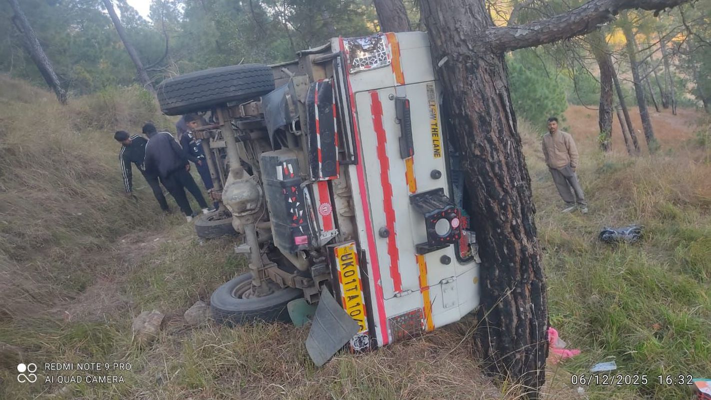 डूंगारखोला के पास मैक्स वाहन दुर्घटनाग्रस्त, चालक की मौत—घायलों का उपचार जारी