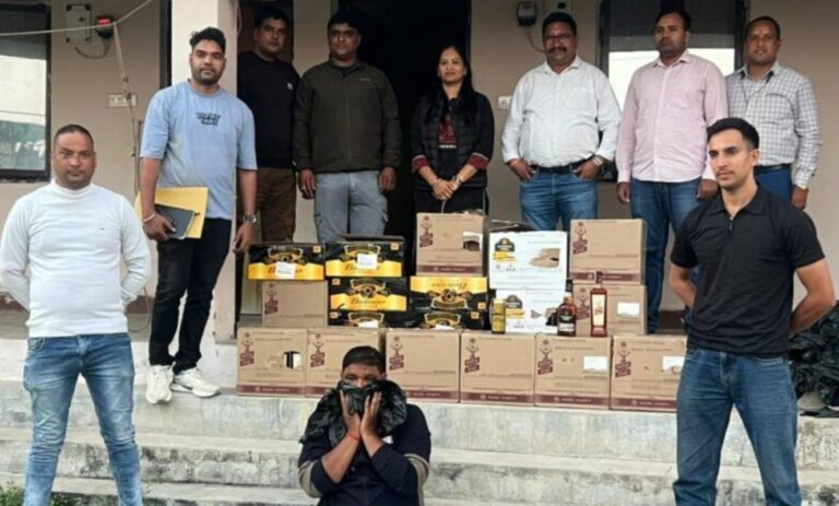 देहरादून शराब तस्करी, फर्जी डिफेंस लेबल, आबकारी विभाग, अवैध शराब, excise raid