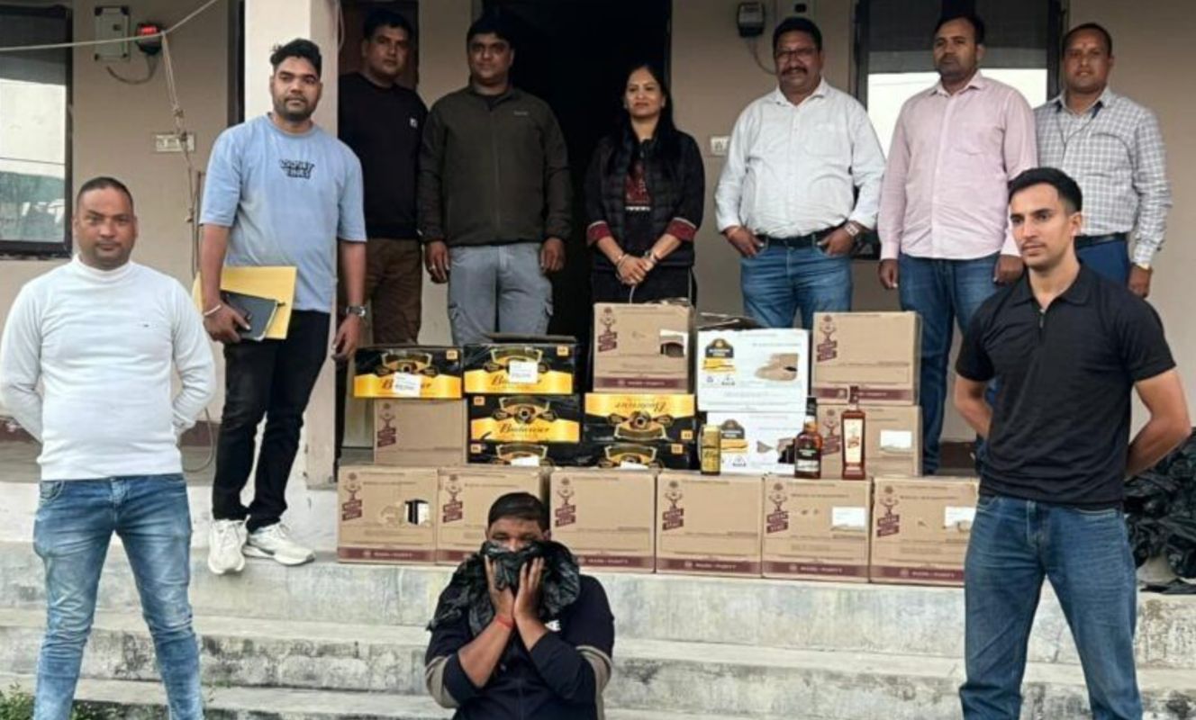 देहरादून शराब तस्करी, फर्जी डिफेंस लेबल, आबकारी विभाग, अवैध शराब, excise raid