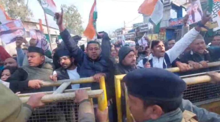 गौचर में कृषि मेले के दौरान कांग्रेस का विरोध