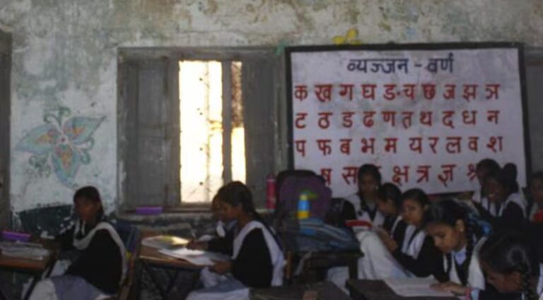 विद्यालयों में अनुशासन पर सख्ती, नैनीताल में 17 कर्मचारियों पर गिरी गाज - वेतन रोकने के आदेश 4 नैनीताल में स्कूलों पर कार्रवाई