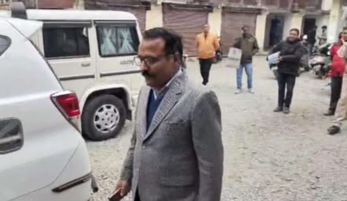 हल्द्वानी तहसील में डीएम की औचक छापेमारी, गोपनीय फाइलों पर निजी लोगों की एंट्री से मचा हड़कंप 1 हल्द्वानी तहसील में डीएम की छापेमारी | गोपनीय फाइलों पर निजी लोगों की एंट्री का खुलासा