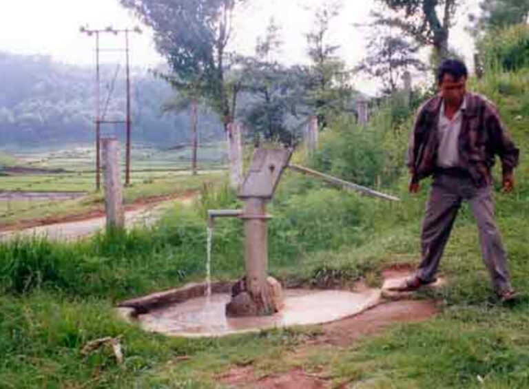 यमकेश्वर में महीनों बाद हैंडपंप दुरुस्त, पेयजल समस्या से राहत
