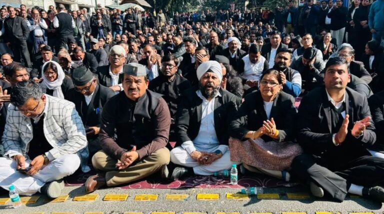 देहरादून बार एसोसिएशन, अधिवक्ता आंदोलन, हरक सिंह, चैंबर निर्माण विवाद, Uttarakhand News