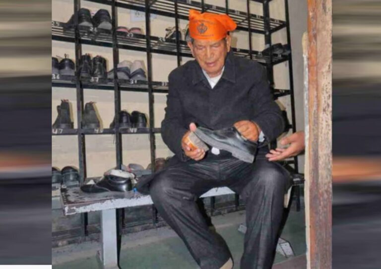 हरक सिंह विवाद के बाद हरीश रावत पहुंचे गुरुद्वारे, सिख समाज से सार्वजनिक रूप से मांगी माफी 4 गुरुद्वारे में हरीश रावत की सेवा