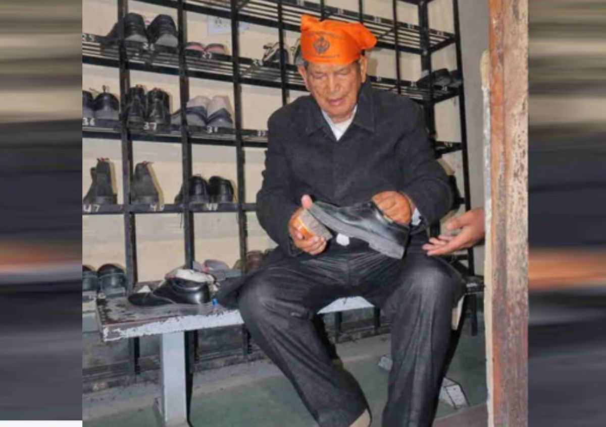 गुरुद्वारे में हरीश रावत की सेवा