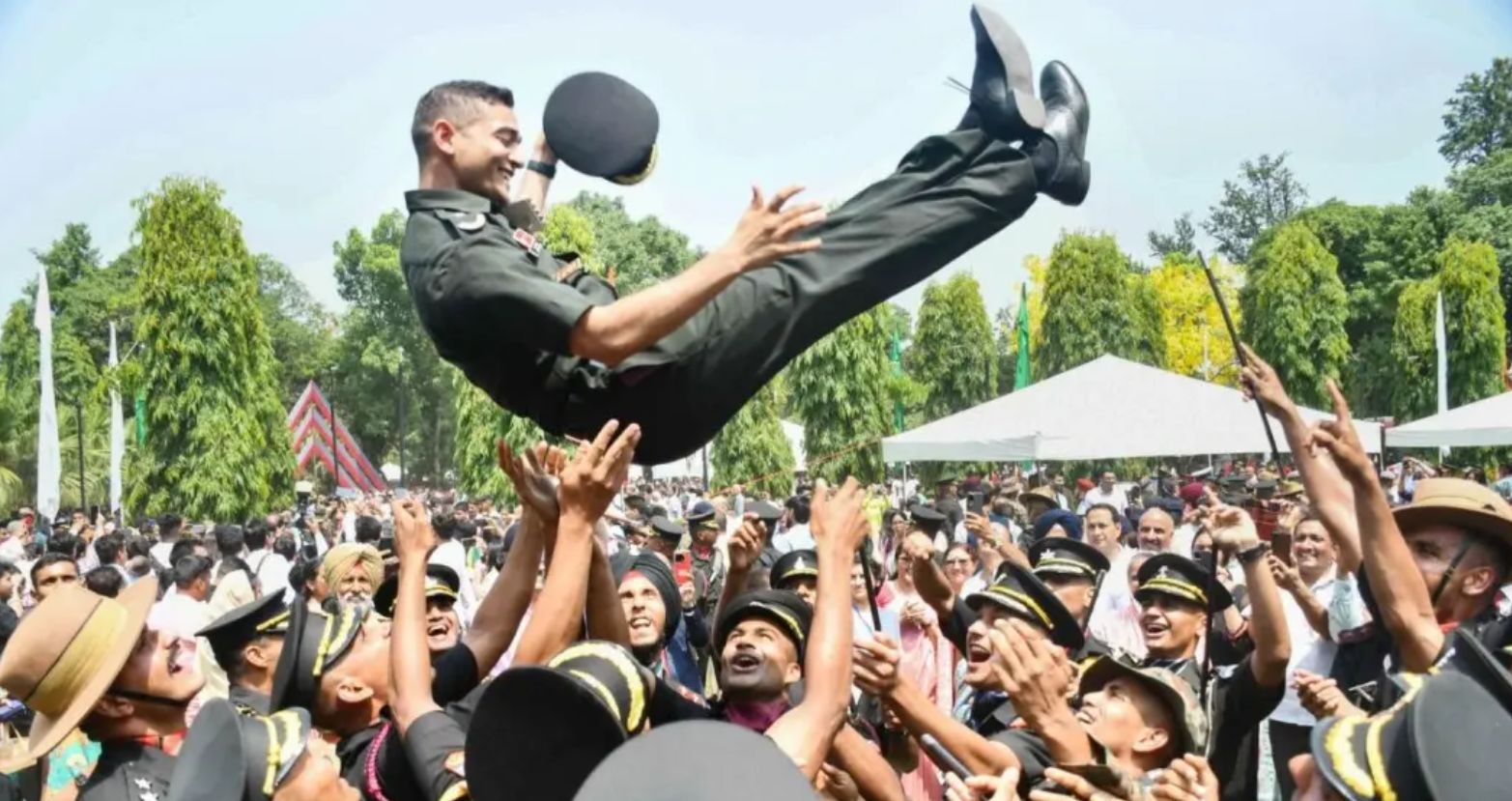 सैन्य परंपराओं के बीच 56 कैडेट कमीशन प्राप्त कर सेना में शामिल