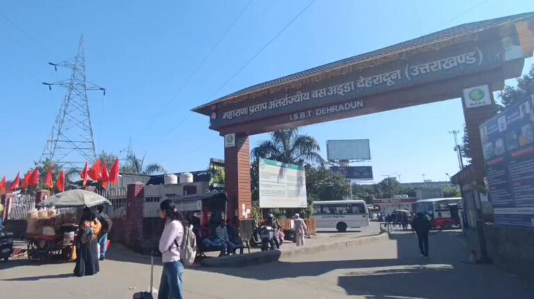 देहरादून आईएसबीटी की व्यवस्थाओं में बड़ा सुधार, मुख्यमंत्री निरीक्षण का असर 3 देहरादून आईएसबीटी, उत्तराखंड बस अड्डा, मुख्यमंत्री धामी निरीक्षण, ISBT सफाई व्यवस्था, Uttarakhand News