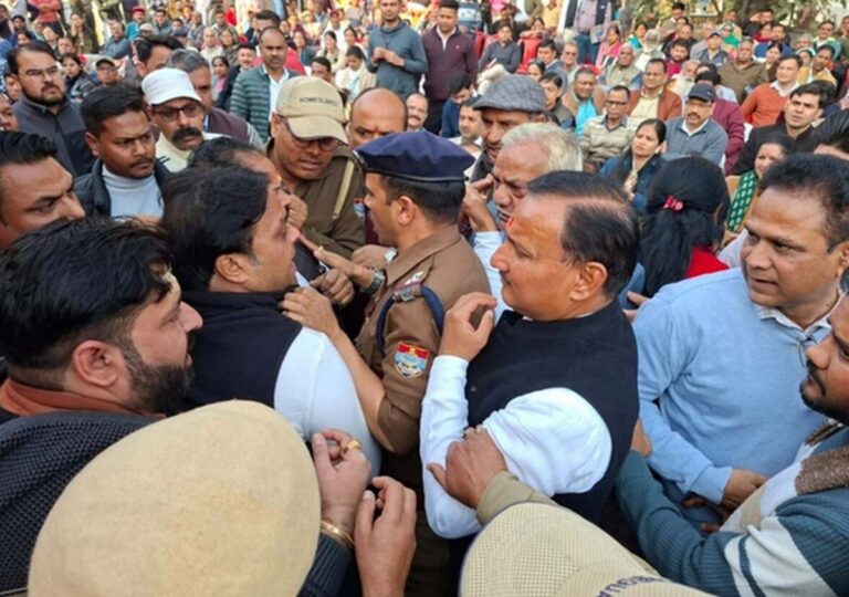 जर्जर बिजली पोलों की शिकायत पर जनसुनवाई बनी अखाड़ा, पुलिस को करना पड़ा हस्तक्षेप 1 ऊर्जा निगम की लापरवाही का मुद्दा उठा, जनसुनवाई में पार्षदों और अधिकारियों में बहस