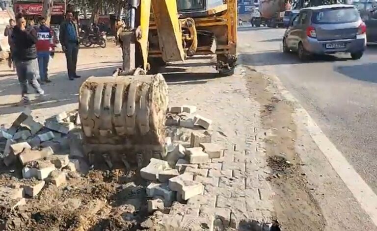 इंद्रमणि बडोनी चौक पर सड़क निर्माण में गड़बड़ी, प्रशासन ने JCB से हटवाईं सभी टाइल्स 10 इंद्रमणि बडोनी चौक पर इंटरलॉकिंग सड़क में पुरानी टाइल्स लगाने का मामला, नगर निगम ने दी चेतावनी