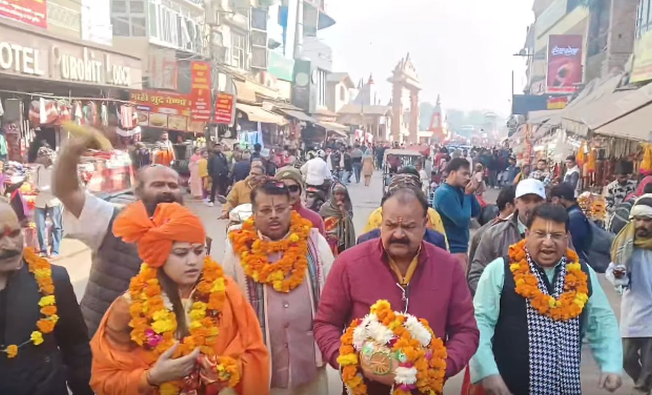 हिंदू राष्ट्र और गौमाता राष्ट्रमाता की मांग को लेकर कवि सिंह की पदयात्रा का दूसरा चरण शुरू 1 हिंदू राष्ट्र, गौमाता, पदयात्रा, हरिद्वार समाचार, मथुरा यात्रा