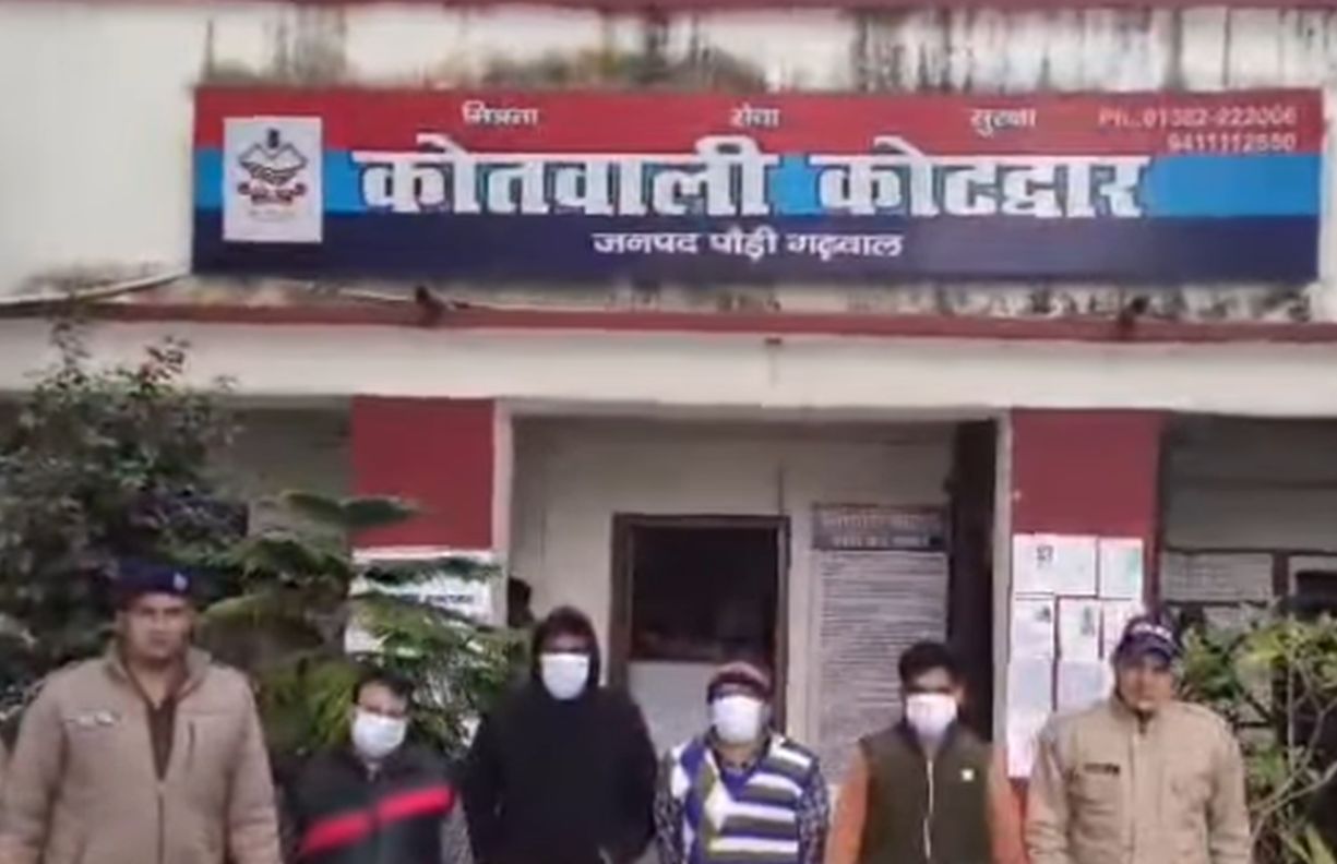 एसएसपी के निर्देश पर कोटद्वार पुलिस की कार्रवाई, सट्टा कारोबार का भंडाफोड़ 1 कोटद्वार में सट्टे की खाई-बाड़ी पर कार्रवाई, चार आरोपी गिरफ्तार