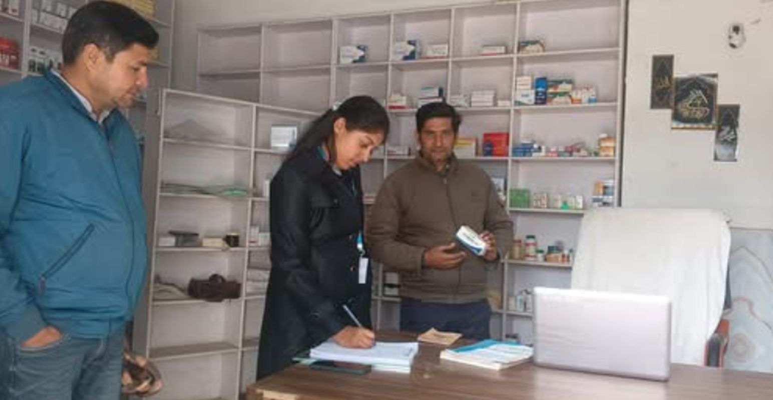 लक्सर–सुल्तानपुर में ड्रग विभाग की कार्रवाई, 6 मेडिकल स्टोर सील