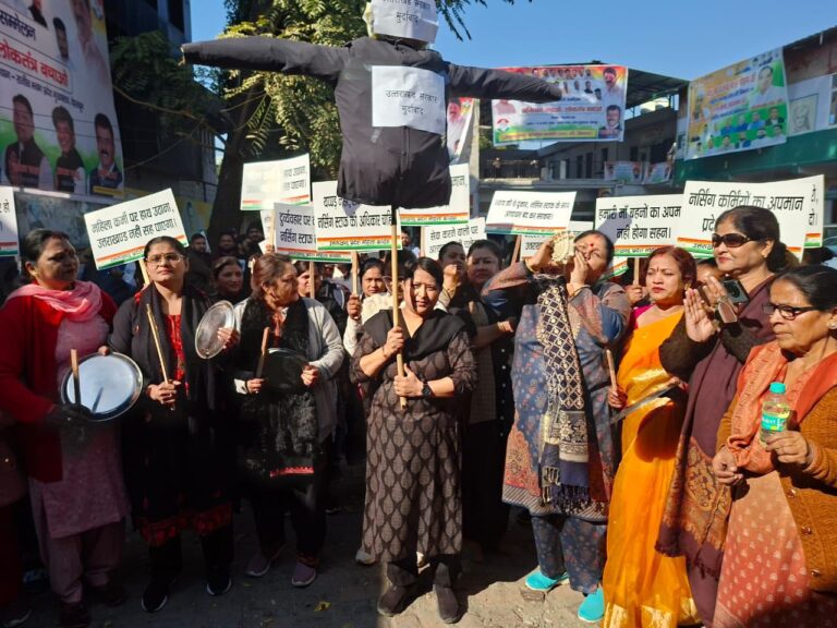 महिला पुलिसकर्मी द्वारा थप्पड़ मारने के विरोध में महिला कांग्रेस का सचिवालय घेराव 3 देहरादून में महिला कांग्रेस का सचिवालय घेराव