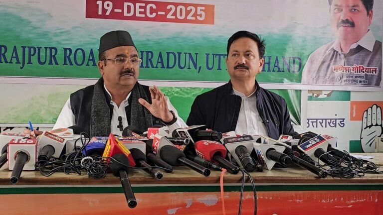 मनरेगा का नाम बदलने पर कांग्रेस का विरोध, देहरादून में आलोक शर्मा ने साधा निशाना 3 मनरेगा का नाम बदला तो क्यों भड़की कांग्रेस? आलोक शर्मा का बयान