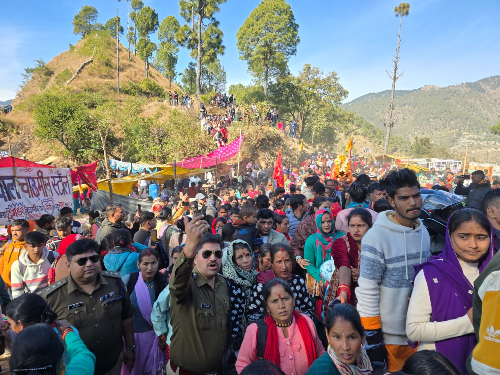 पौड़ी में बुंखाल कालिंका और सिद्धबली धाम महोत्सव का भव्य शुभारंभ, पुलिस की सख्त सुरक्षा व्यवस्था 1 बुंखाल कालिंका एवं सिद्धबली धाम मेले में उमड़ी श्रद्धालुओं की भीड़, सुरक्षा व्यवस्था चाक-चौबंद