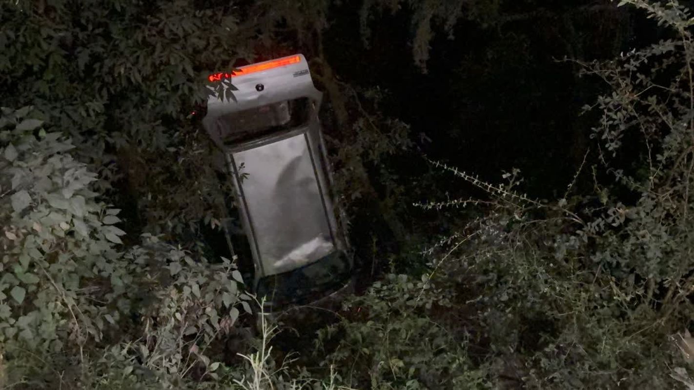 मसूरी में कार खाई की ओर गिरी