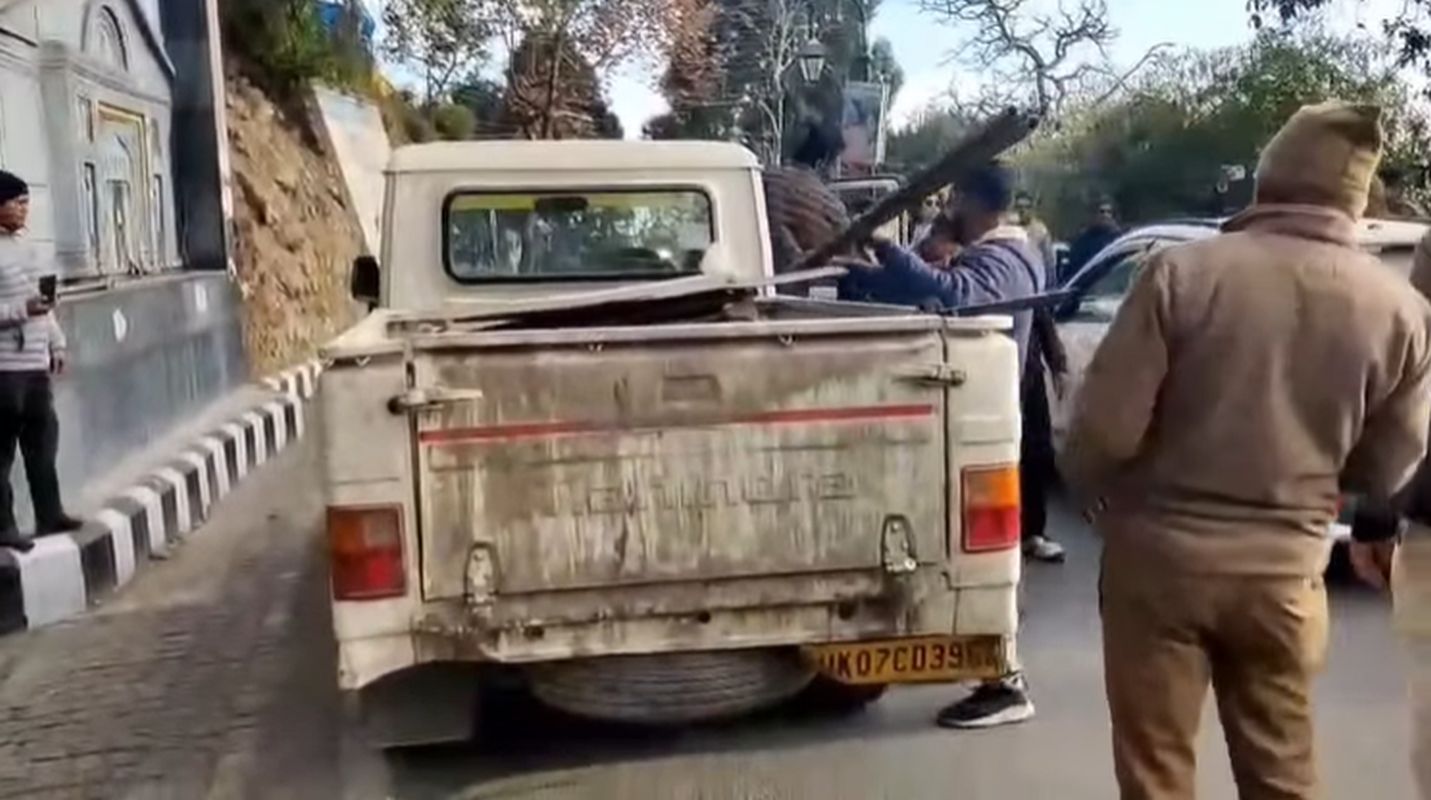 मसूरी माल रोड से हटाई गई पटरी दुकानें, अतिक्रमण पर प्रशासन सख्त 1 मसूरी माल रोड अतिक्रमण मुक्त