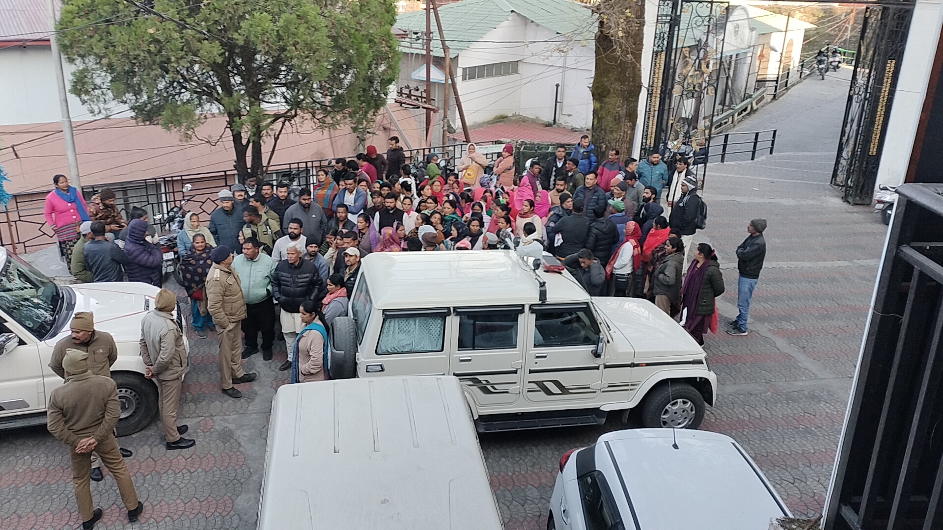 मसूरी माल रोड से पटरी व्यापार हटाने पर विवाद गहराया