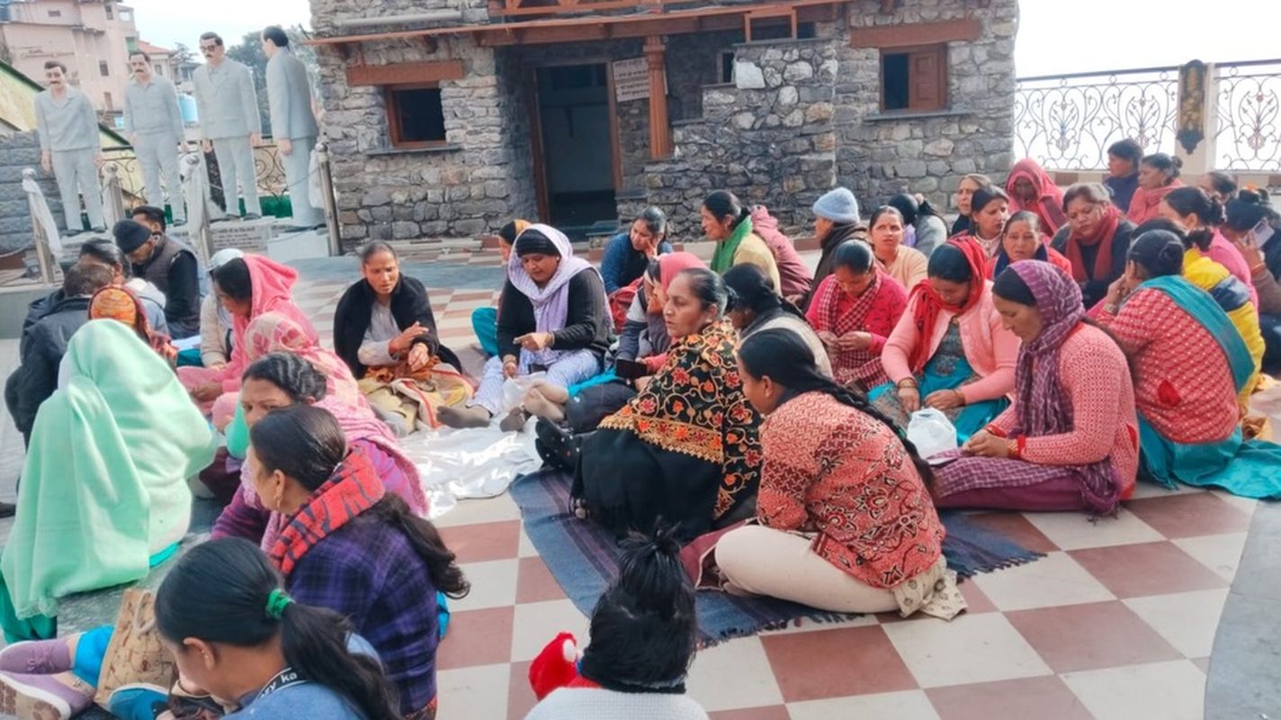 शहीद स्थल पर अनिश्चितकालीन धरना, पटरी व्यापारियों की हालत ठंड से खराब