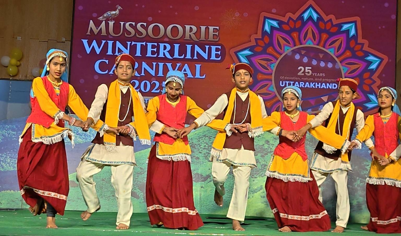 मसूरी कार्निवाल में लोक संगीत की धूम, हिमाचली गीतों पर देर रात तक झूमे लोग 1 मसूरी विंटर लाइन कार्निवल 2025 का भव्य समापन | Music & Culture