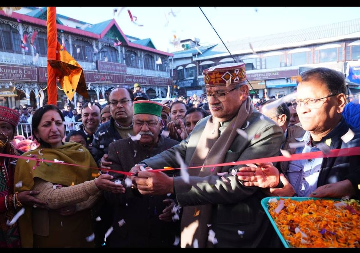 मसूरी विंटर लाइन कार्निवाल 2025 | सांस्कृतिक यात्रा में पुष्पवर्षा