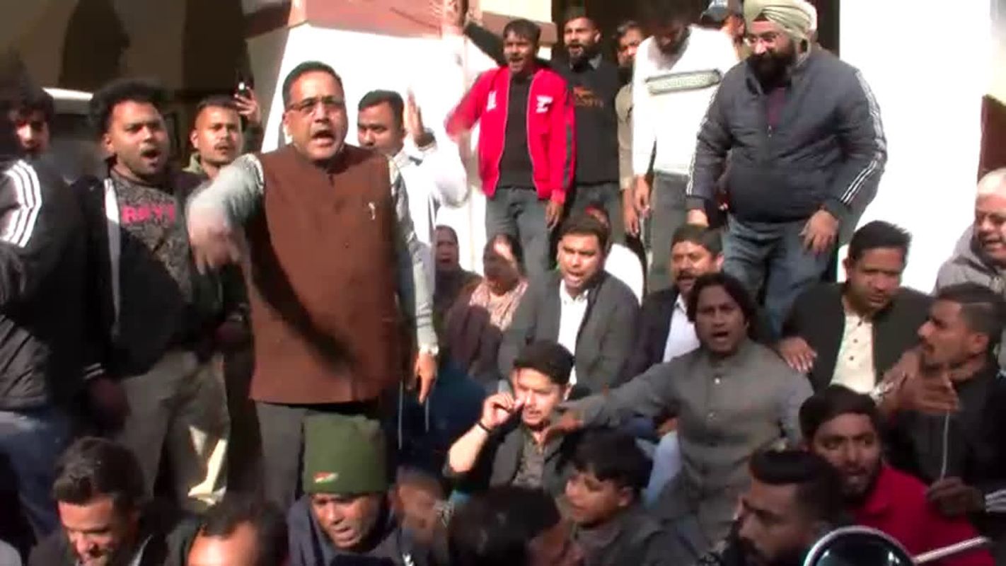 देहरादून नगर निगम विवाद जारी, कांग्रेस पार्षद का नगर आयुक्त पर भ्रष्टाचार का आरोप 1 देहरादून नगर निगम में बड़ा विवाद | कांग्रेस पार्षद बनाम नगर आयुक्त | Latest Uttarakhand News