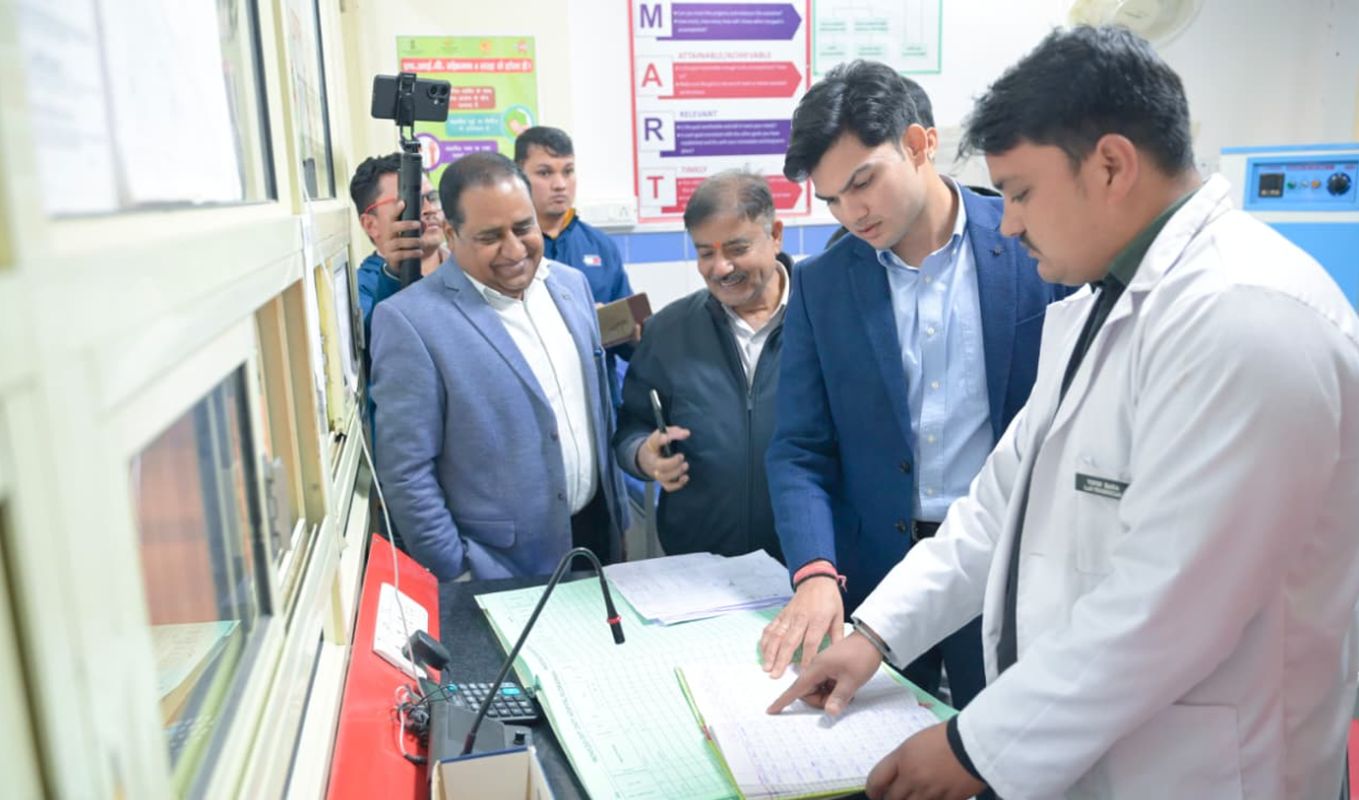 रुद्रप्रयाग के डीएम प्रतीक जैन का जिला अस्पताल में आकस्मिक निरीक्षण, सेवाओं पर ली प्रत्यक्ष रिपोर्ट 1 रुद्रप्रयाग डीएम प्रतीक जैन