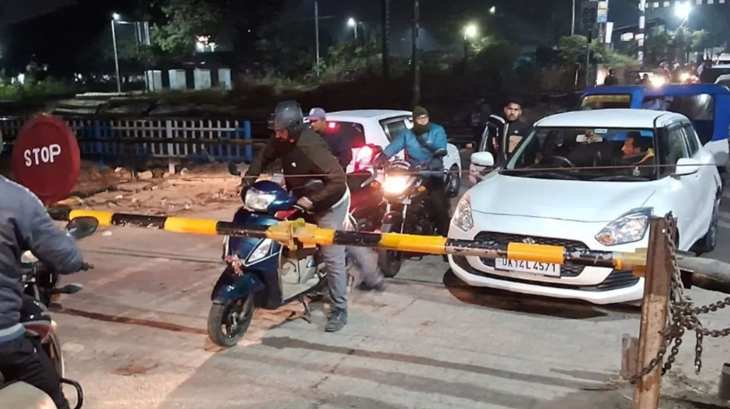 मसूरी एक्सप्रेस के सामने खुला रेलवे फाटक, स्कूल समय पर मची अफरा-तफरी