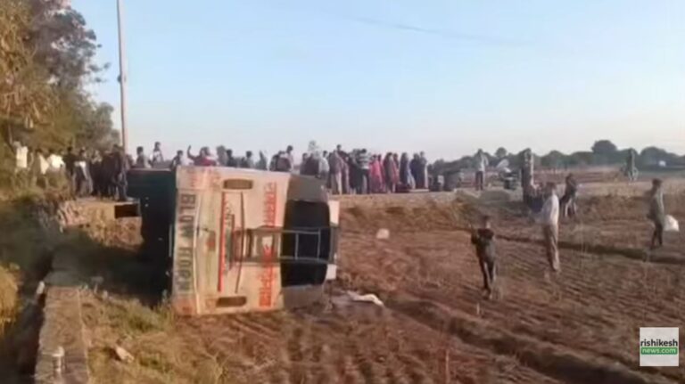 कुत्ते को बचाने में लगा इमरजेंसी ब्रेक, पलटी यात्रियों से भरी बस