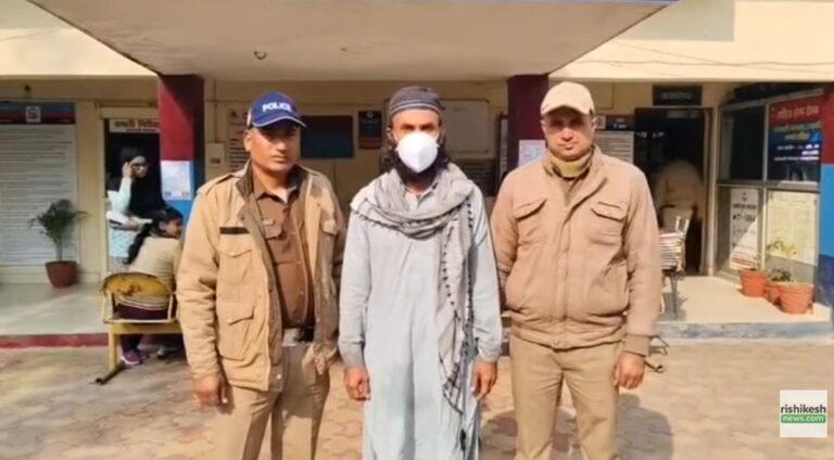 रुड़की: रेलवे स्टेशन से विदेशी नागरिक पकड़ा गया, पुलिस व इंटेलिजेंस की पूछताछ जारी