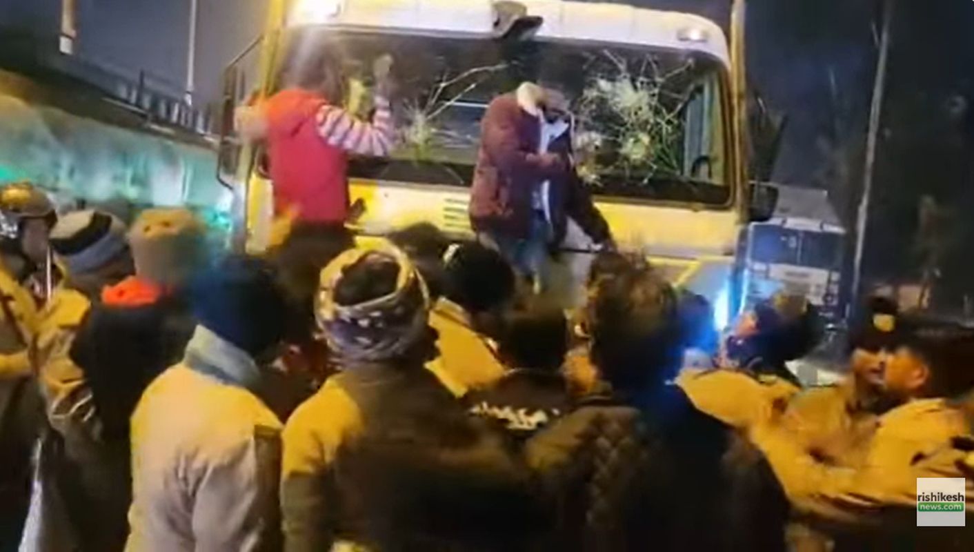 रुद्रपुर में डंपर की टक्कर से बाइक सवार की मौत, गाबा चौक पर लोगों ने लगाया जाम 1 रुद्रपुर गाबा चौक हादसा | डंपर की टक्कर से युवक की मौत