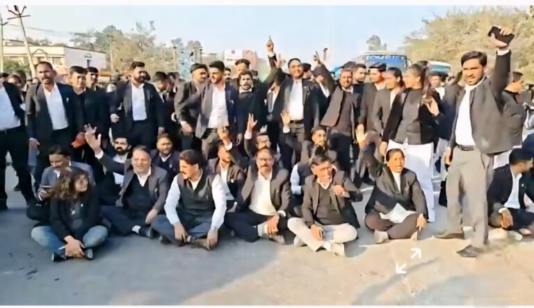 रुद्रपुर POCSO मामले में गलत व्यक्ति को पकड़ने पर वकील उग्र, पुलिस ने दी सफाई 12 रुद्रपुर: POCSO केस में अधिवक्ता की गलत गिरफ्तारी, वकीलों का जोरदार प्रदर्शन