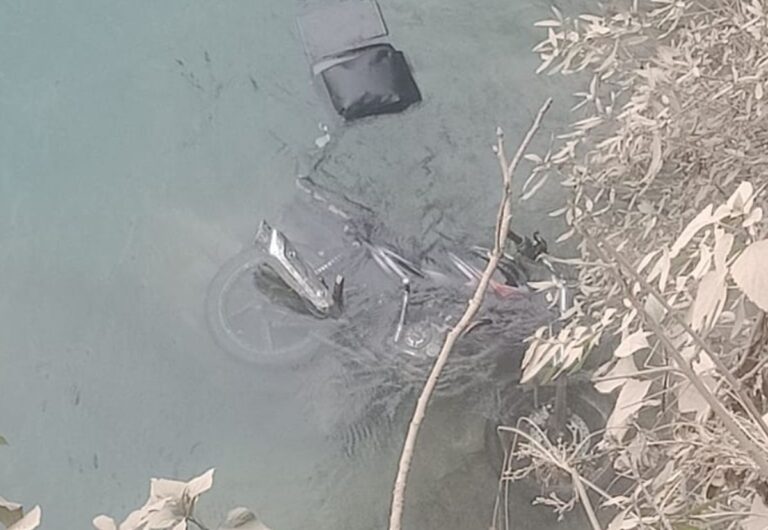 मोरी में दर्दनाक हादसा: बाइक समेत नदी में गिरे होमगार्ड जवान का शव बरामद 3 उत्तरकाशी समाचार, मोरी हादसा, होमगार्ड जवान, SDRF रेस्क्यू, सड़क हादसा