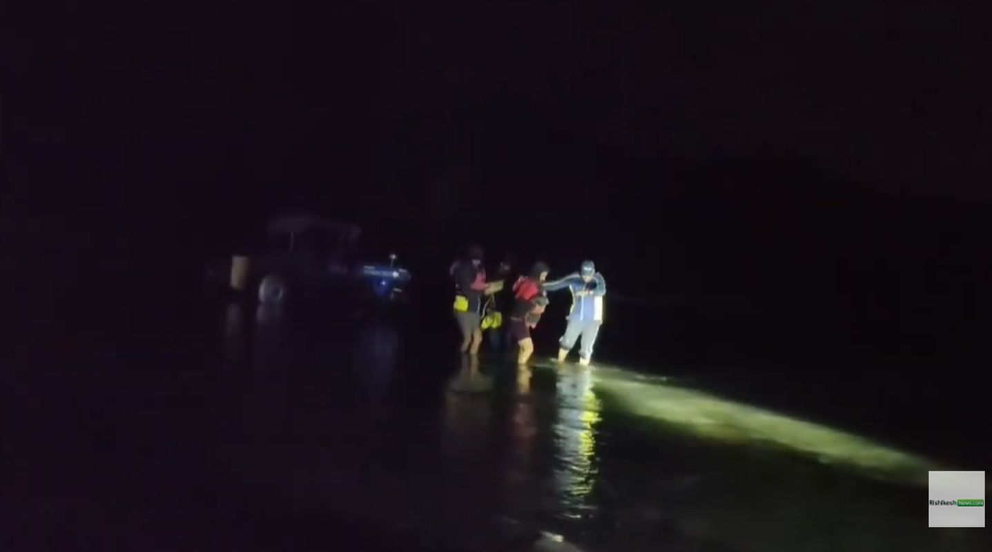 विकासनगर: अवैध खनन के दौरान यमुना में फंसे तीन युवक, SDRF ने बचाई जान 1 विकासनगर के पास यमुना में बड़ा हादसा टला, समय रहते SDRF ने बचाई तीनों की जान