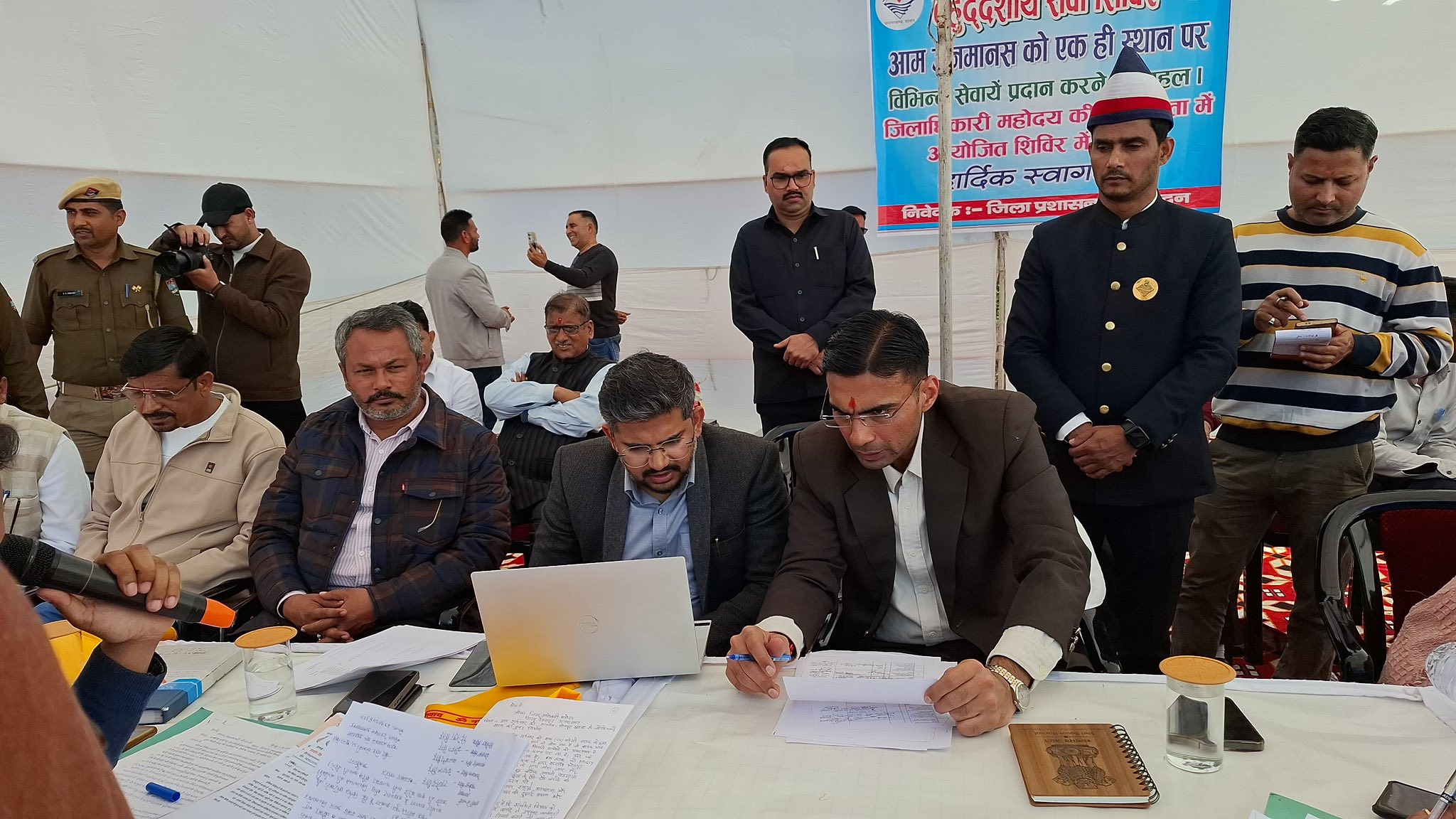 इठारना मंदिर परिसर में बहुउद्देशीय शिविर, जिलाधिकारी ने सुनी 200 से अधिक शिकायतें 1 इठारना में बहुउद्देशीय शिविर, ग्रामीणों ने सड़क, पशु और राजस्व से जुड़ी समस्याएँ उठाईं