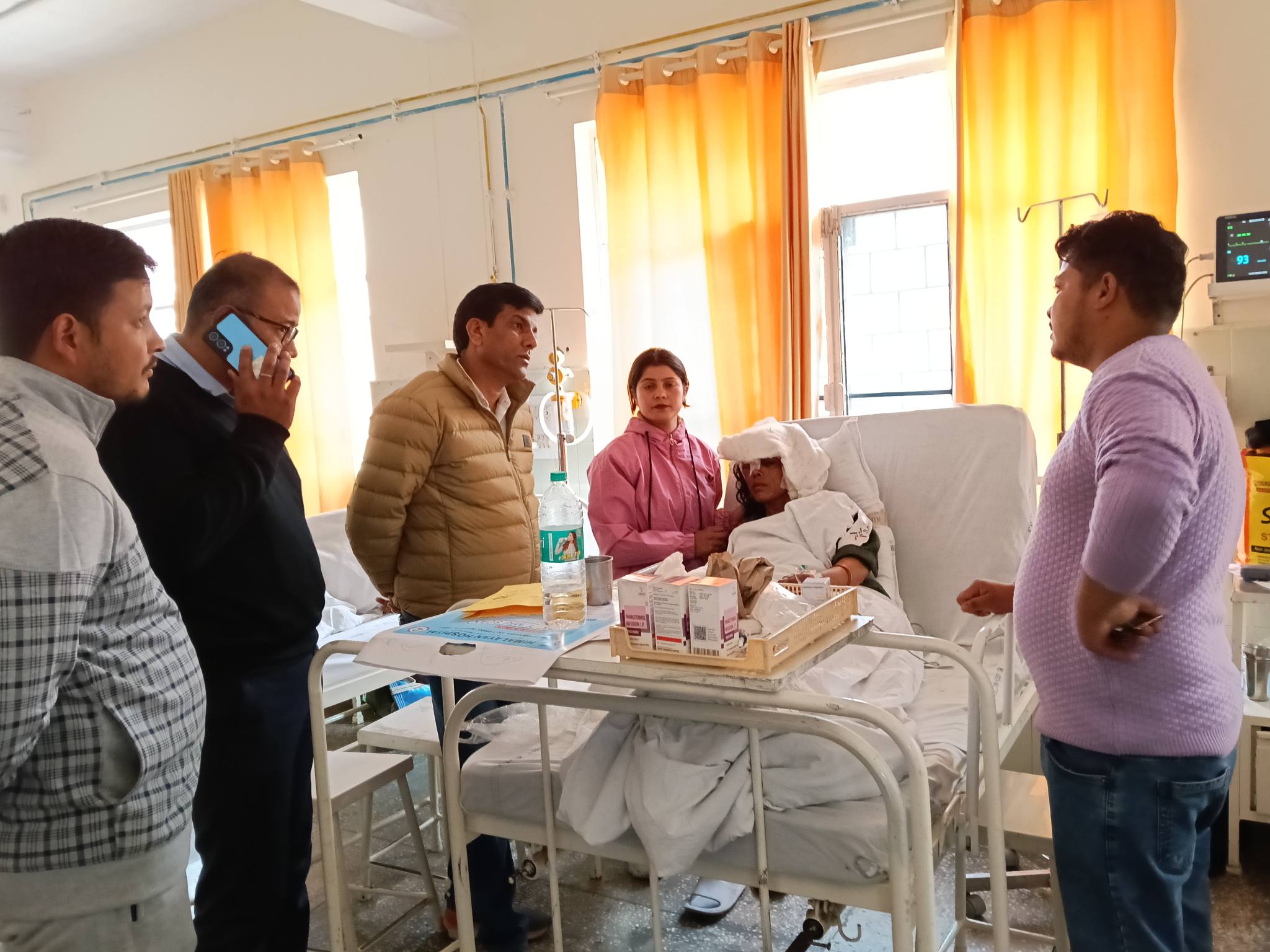 भालू हमले में घायल महिला की हालत गंभीर, सिर में लगे 82 टांके 1 भालू हमला, रानीपोखरी समाचार, मानव वन्यजीव संघर्ष, देहरादून ग्रामीण क्षेत्र, वन्यजीव