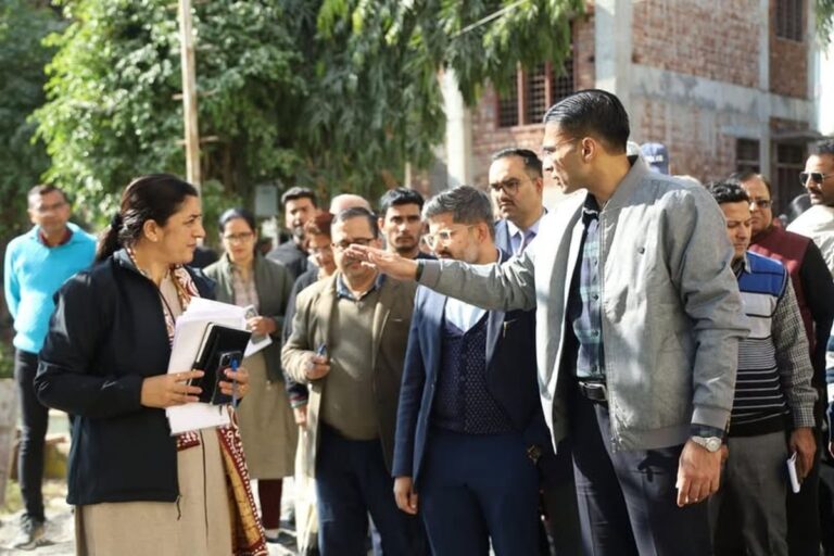 देहरादून समाचार, नारी निकेतन निरीक्षण, DM सविन बंसल, बालिका निकेतन, शिशु सदन, Uttarakhand News