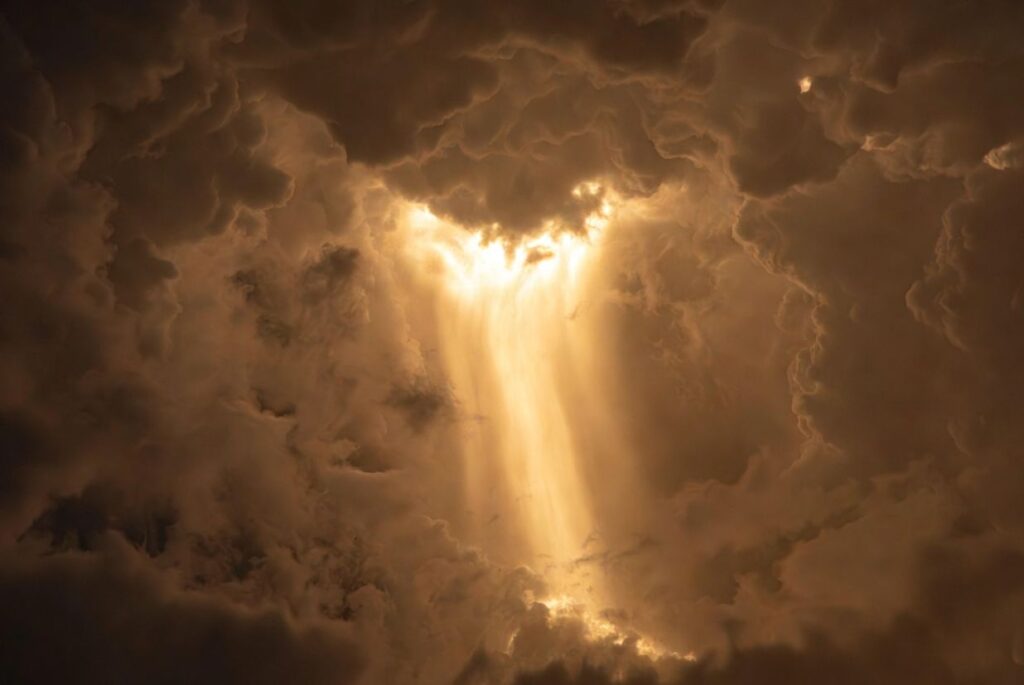 धुंध से ढकी रहस्यमयी पर्वत घाटी, जिसे किंवदंतियों में दूसरे संसार के गुप्त मार्ग के रूप में वर्णित किया गया है।